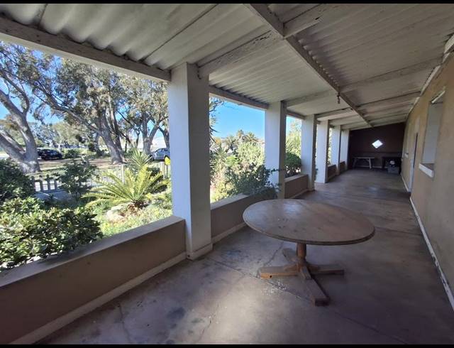 5 BEDROOM HOUSE FOR SALE IN STOMPNEUS BAY